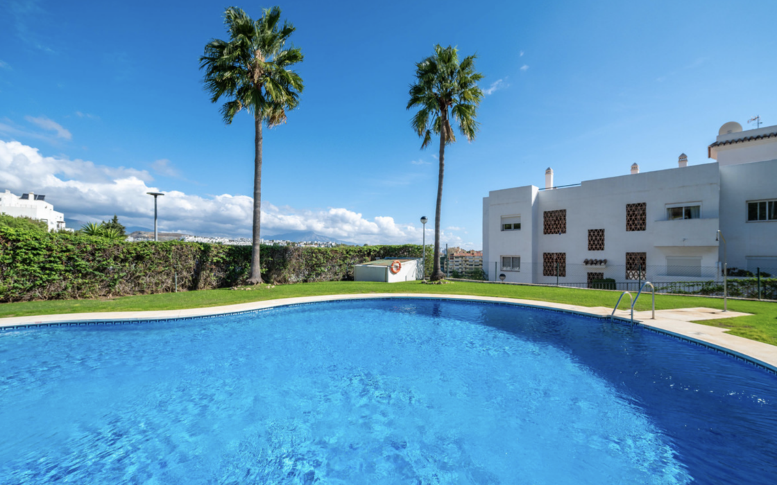 Простора квартира з трьома спальнями в Естепоні біля моря