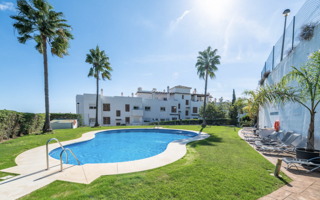 Простора квартира з трьома спальнями в Естепоні біля моря