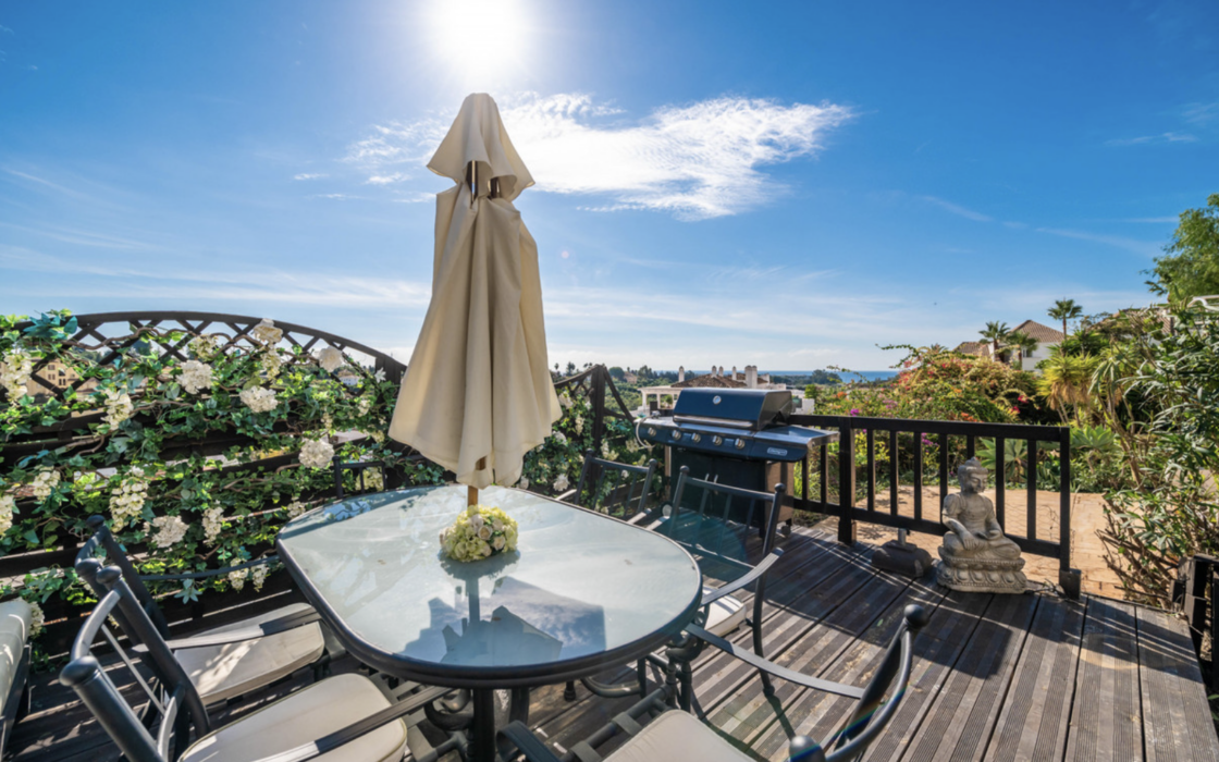 Простора квартира з трьома спальнями в Естепоні біля моря