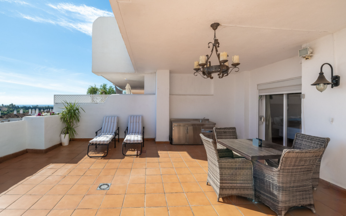 Простора квартира з трьома спальнями в Естепоні біля моря