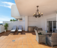 Простора квартира з трьома спальнями в Естепоні біля моря