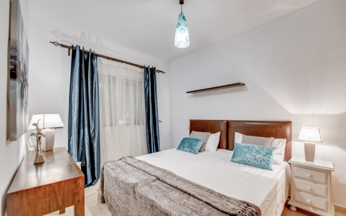 Простора квартира з трьома спальнями в Естепоні біля моря