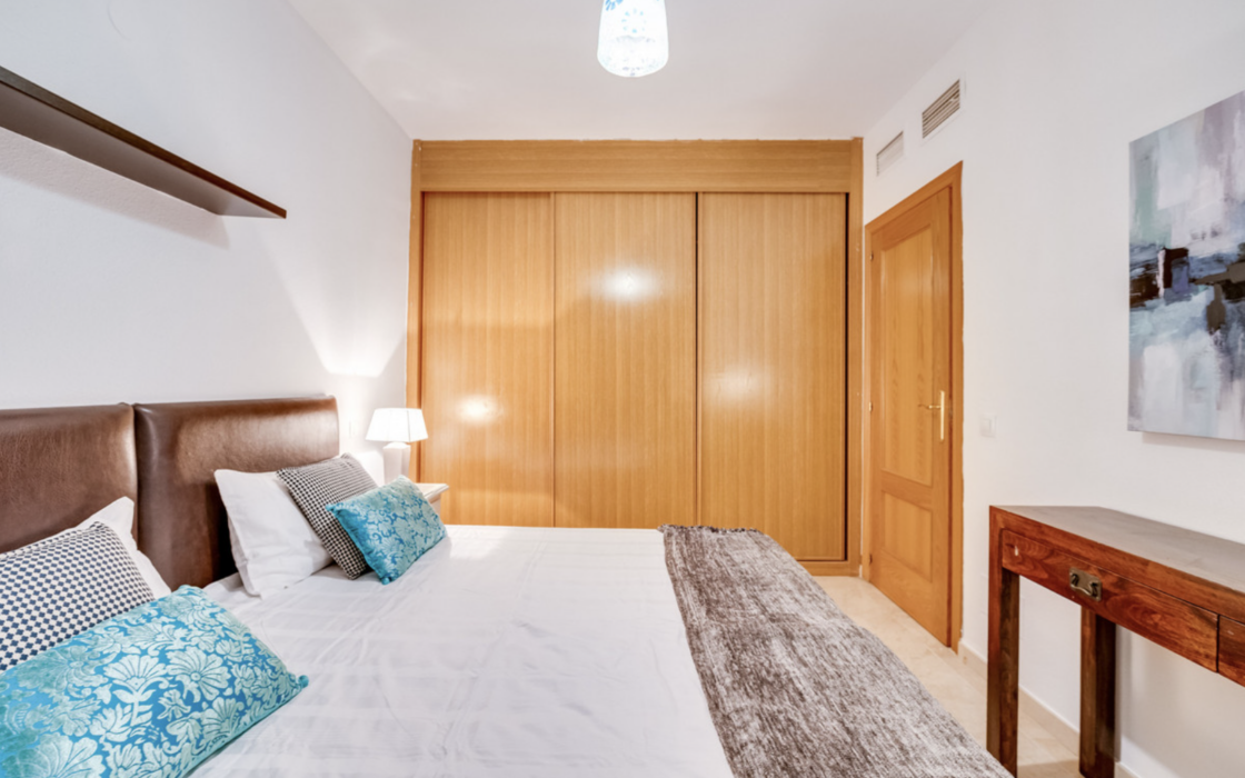 Простора квартира з трьома спальнями в Естепоні біля моря