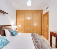 Простора квартира з трьома спальнями в Естепоні біля моря