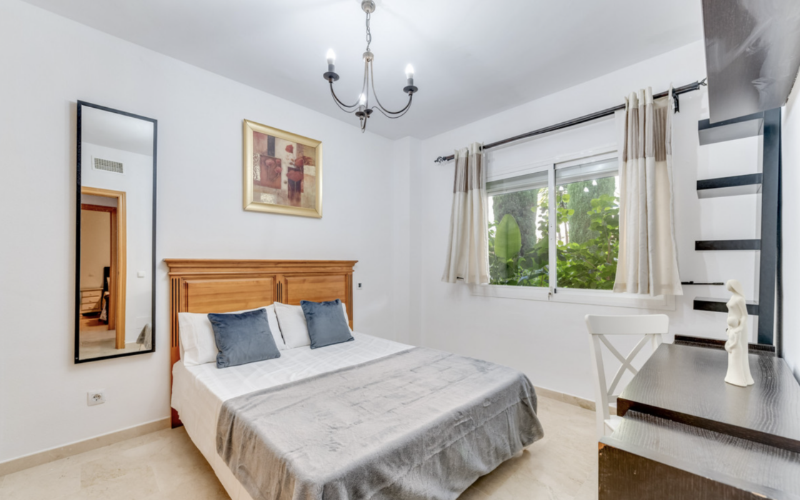 Простора квартира з трьома спальнями в Естепоні біля моря