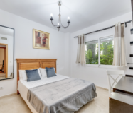 Простора квартира з трьома спальнями в Естепоні біля моря