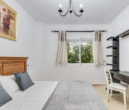 Простора квартира з трьома спальнями в Естепоні біля моря