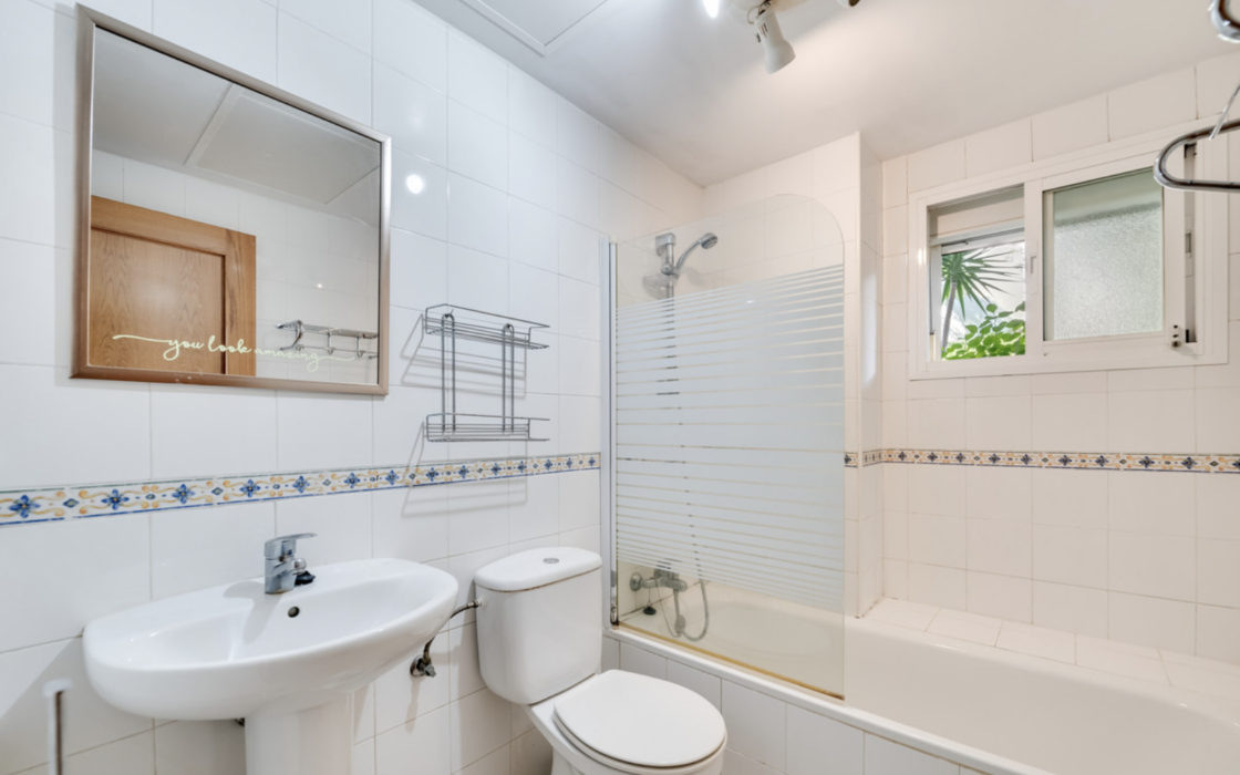 Простора квартира з трьома спальнями в Естепоні біля моря