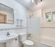 Простора квартира з трьома спальнями в Естепоні біля моря