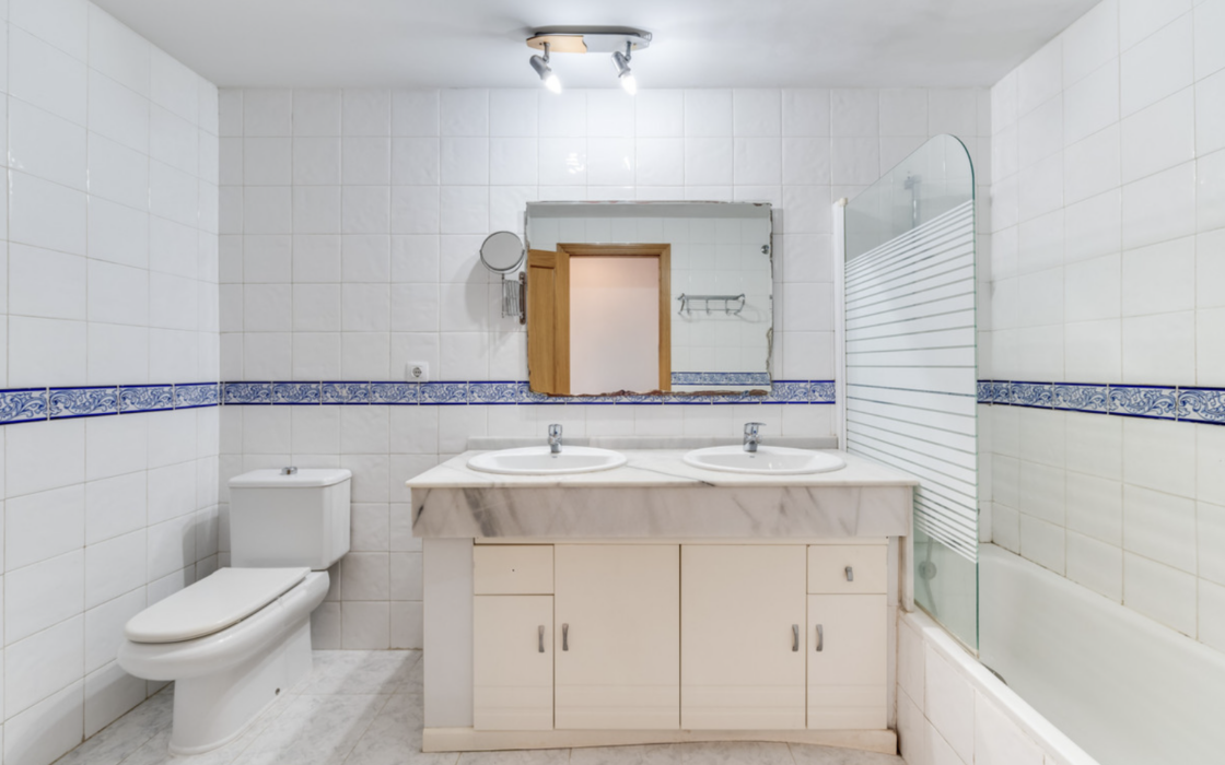 Простора квартира з трьома спальнями в Естепоні біля моря