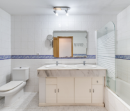 Простора квартира з трьома спальнями в Естепоні біля моря