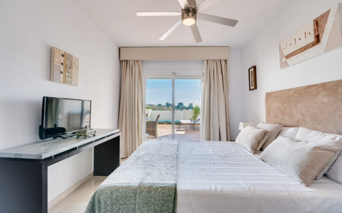 Простора квартира з трьома спальнями в Естепоні біля моря