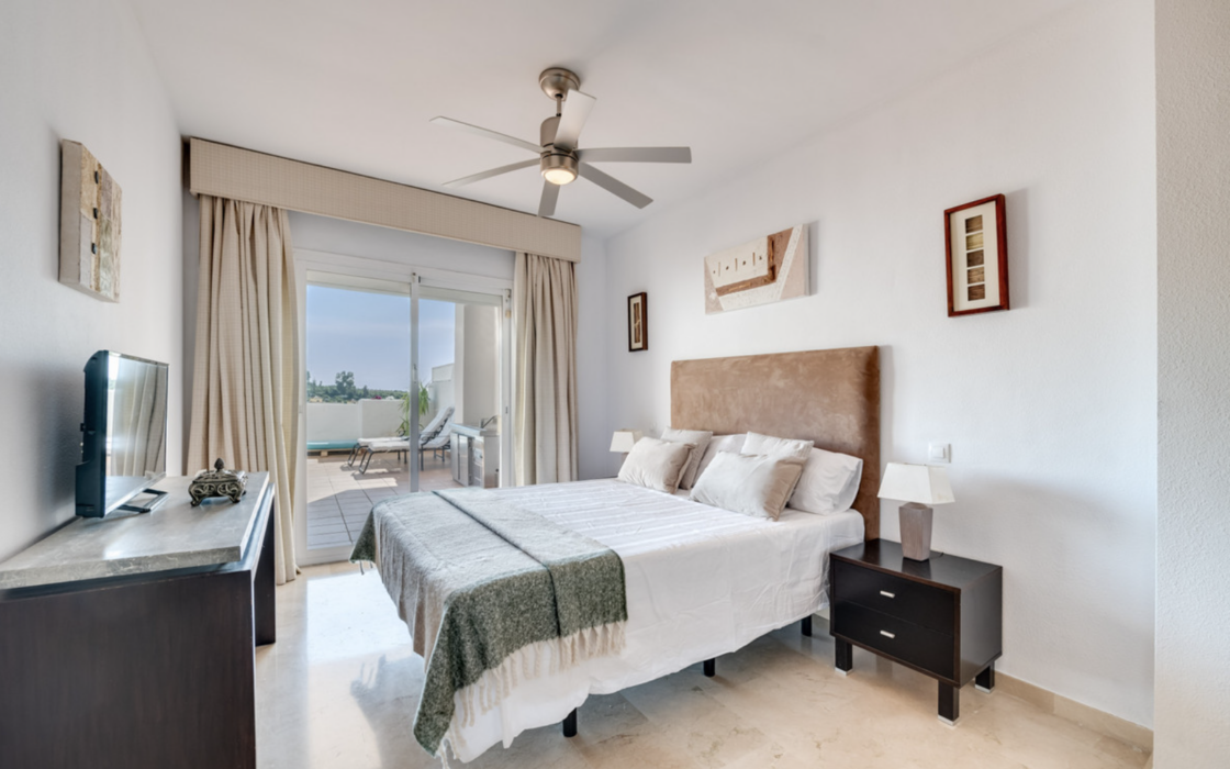 Простора квартира з трьома спальнями в Естепоні біля моря