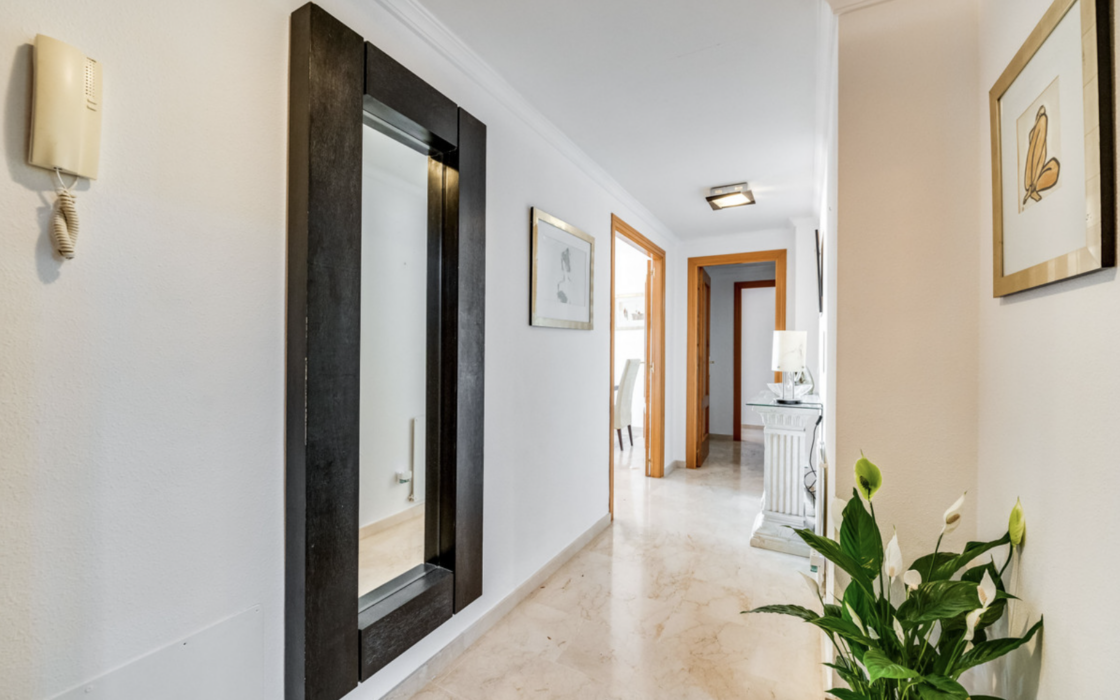 Простора квартира з трьома спальнями в Естепоні біля моря