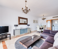 Простора квартира з трьома спальнями в Естепоні біля моря