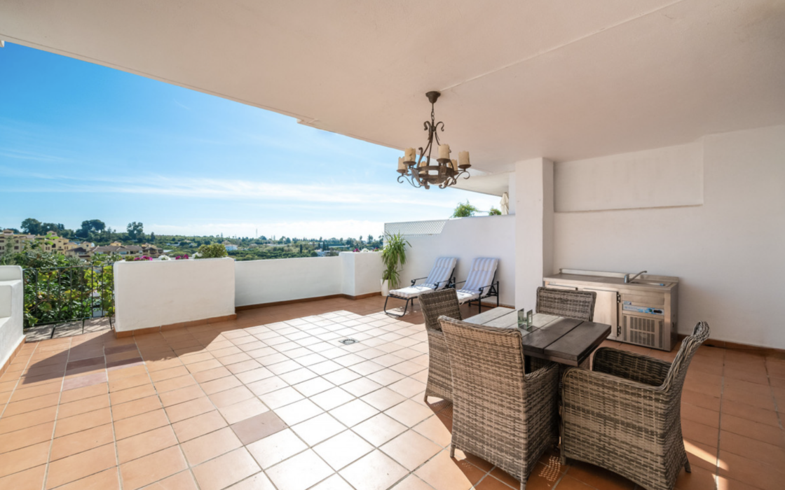 Простора квартира з трьома спальнями в Естепоні біля моря