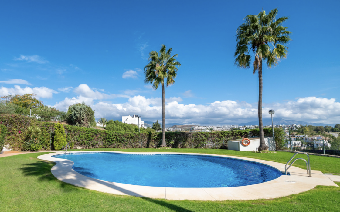 Простора квартира з трьома спальнями в Естепоні біля моря