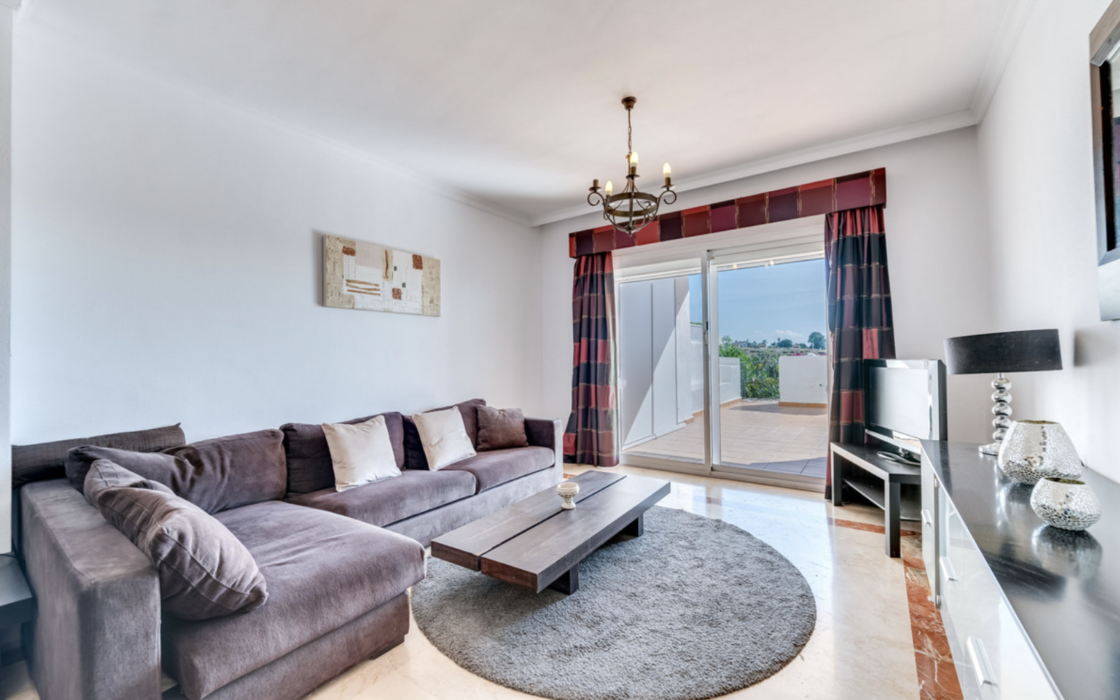 Простора квартира з трьома спальнями в Естепоні біля моря