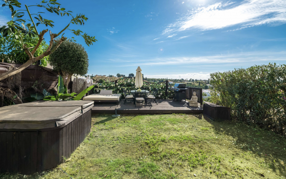 Простора квартира з трьома спальнями в Естепоні біля моря