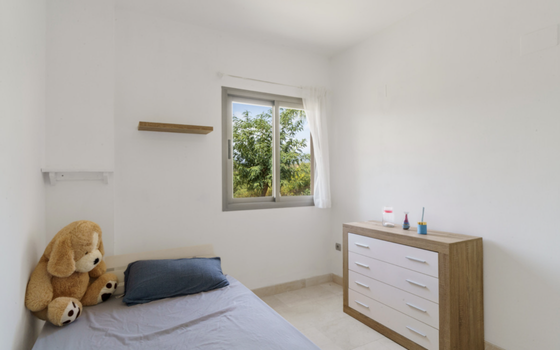 Простора квартира з трьома спальнями в Естепоні біля моря