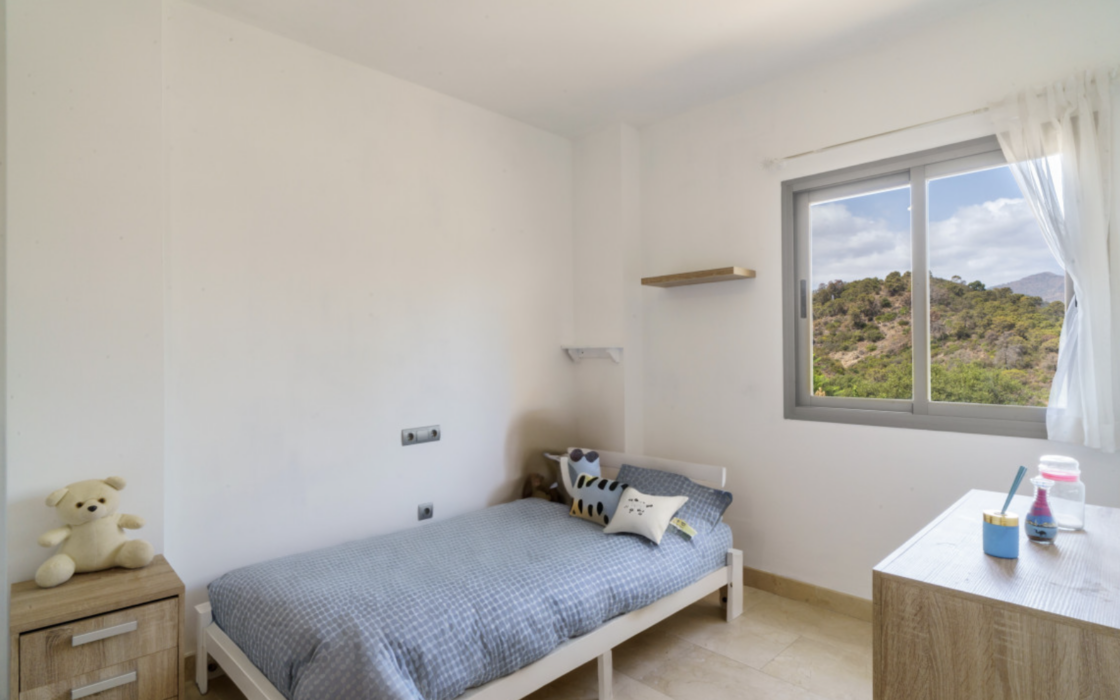 Простора квартира з трьома спальнями в Естепоні біля моря