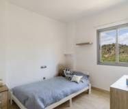 Простора квартира з трьома спальнями в Естепоні біля моря