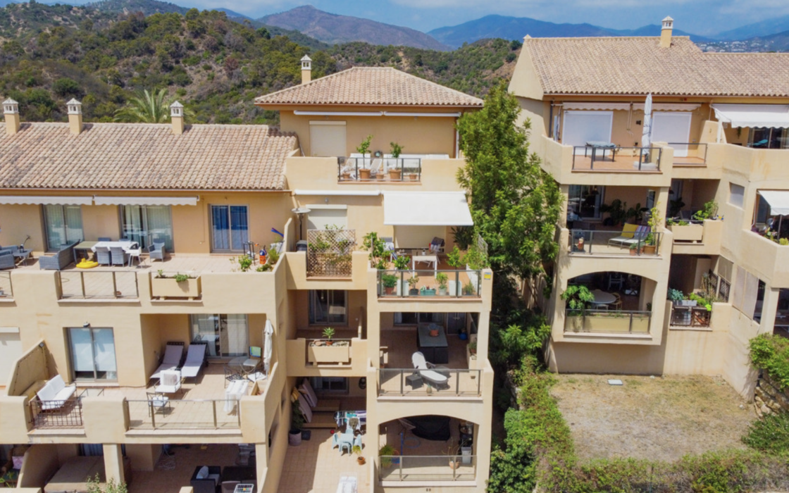 Простора квартира з трьома спальнями в Естепоні біля моря