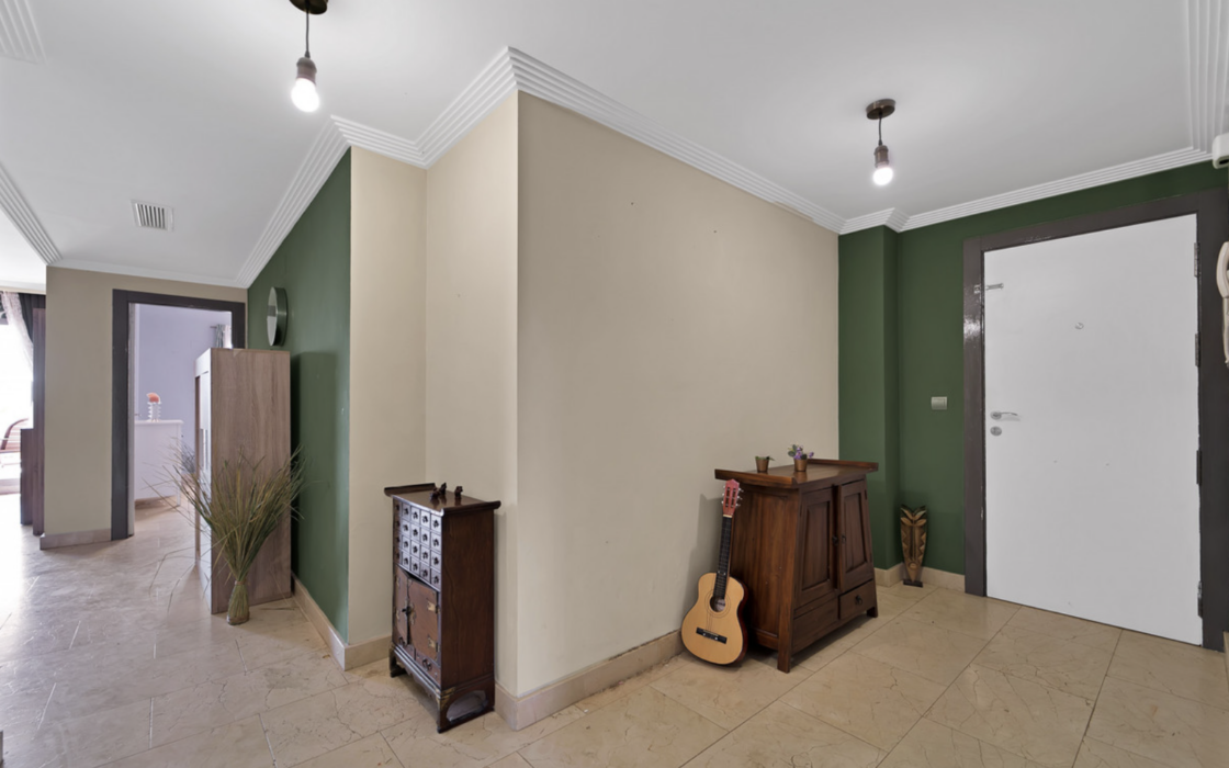 Простора квартира з трьома спальнями в Естепоні біля моря