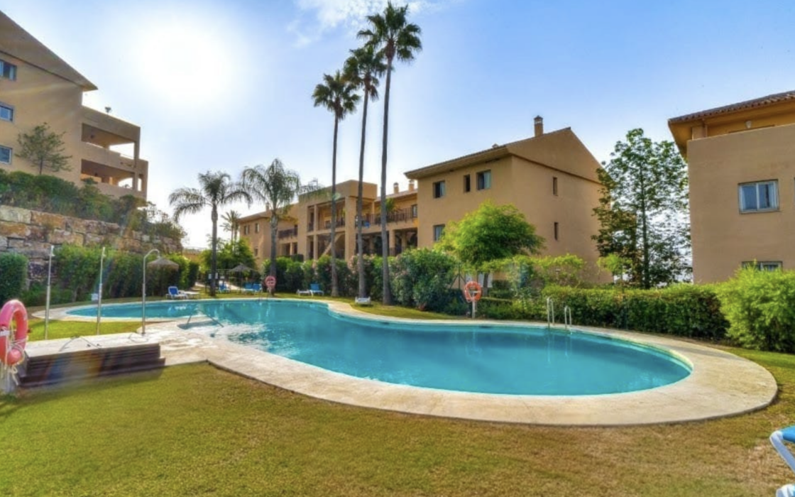 Простора квартира з трьома спальнями в Естепоні біля моря