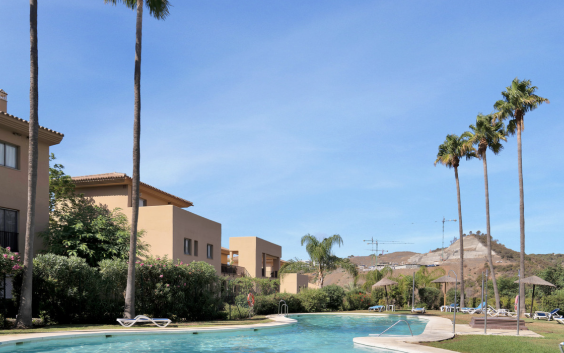 Простора квартира з трьома спальнями в Естепоні біля моря