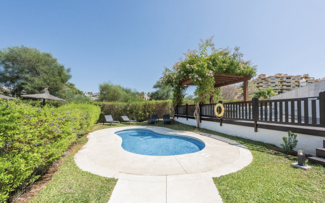 Квартира с 2 спальнями в Эстепоне с террасой 110 кв.м