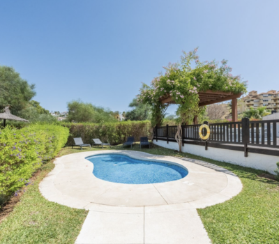 Квартира с 2 спальнями в Эстепоне с террасой 110 кв.м