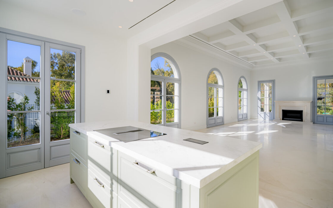 Вілла з терасою в Нуева Андалусія 629 кв.м, біля моря