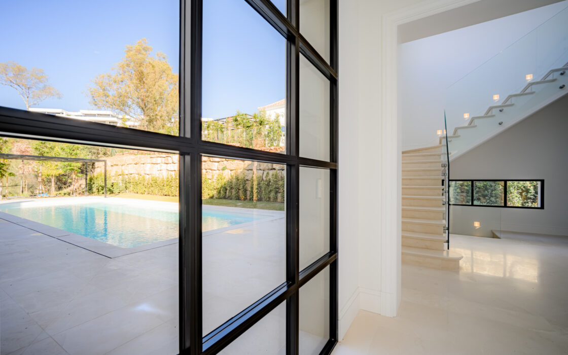 Вілла з терасою в Нуева Андалусія 629 кв.м, біля моря