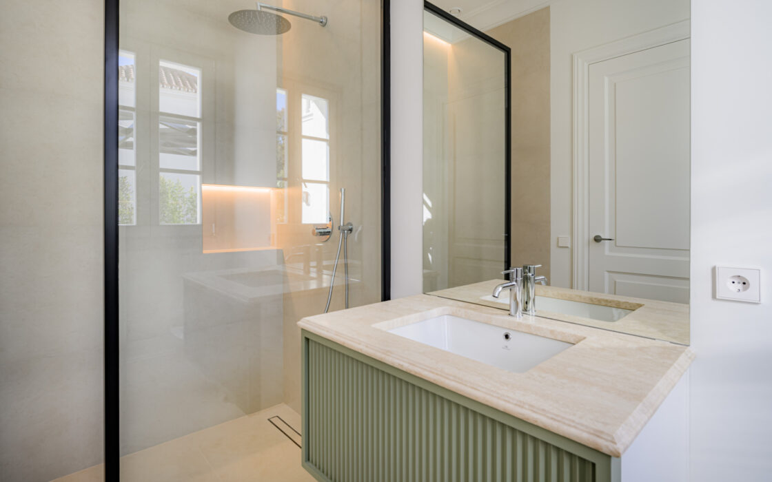 Вілла з терасою в Нуева Андалусія 629 кв.м, біля моря