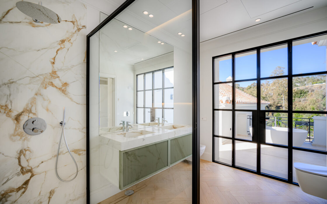 Вілла з терасою в Нуева Андалусія 629 кв.м, біля моря