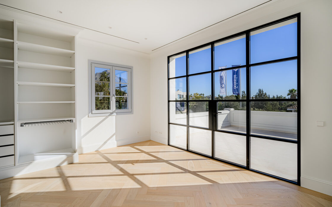 Вілла з терасою в Нуева Андалусія 629 кв.м, біля моря