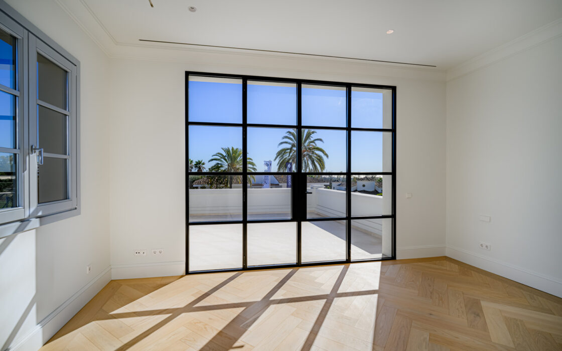 Вілла з терасою в Нуева Андалусія 629 кв.м, біля моря