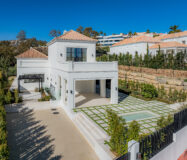 Вілла з терасою в Нуева Андалусія 629 кв.м, біля моря