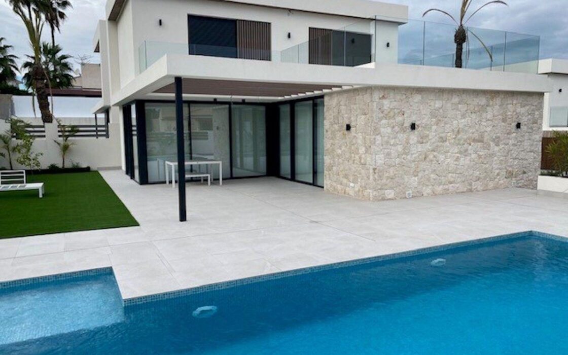 Роскошные виллы в Монтезении с террасой и бассейном