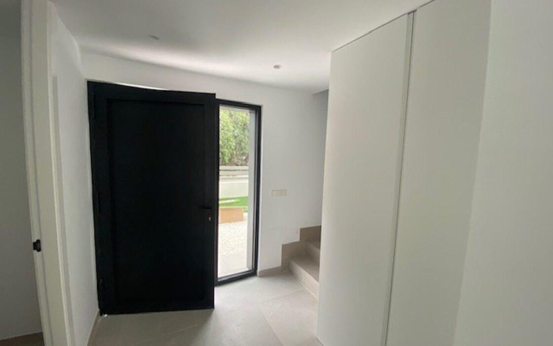 Роскошные виллы в Монтезении с террасой и бассейном