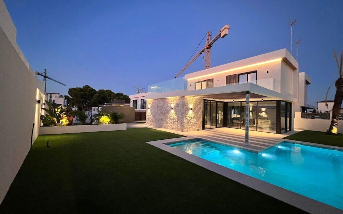 Роскошные виллы в Монтезении с террасой и бассейном