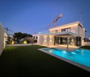 Роскошные виллы в Монтезении с террасой и бассейном