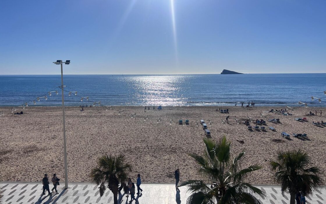 Светлая квартира у моря в Бенидорме 90 кв.м с террасой