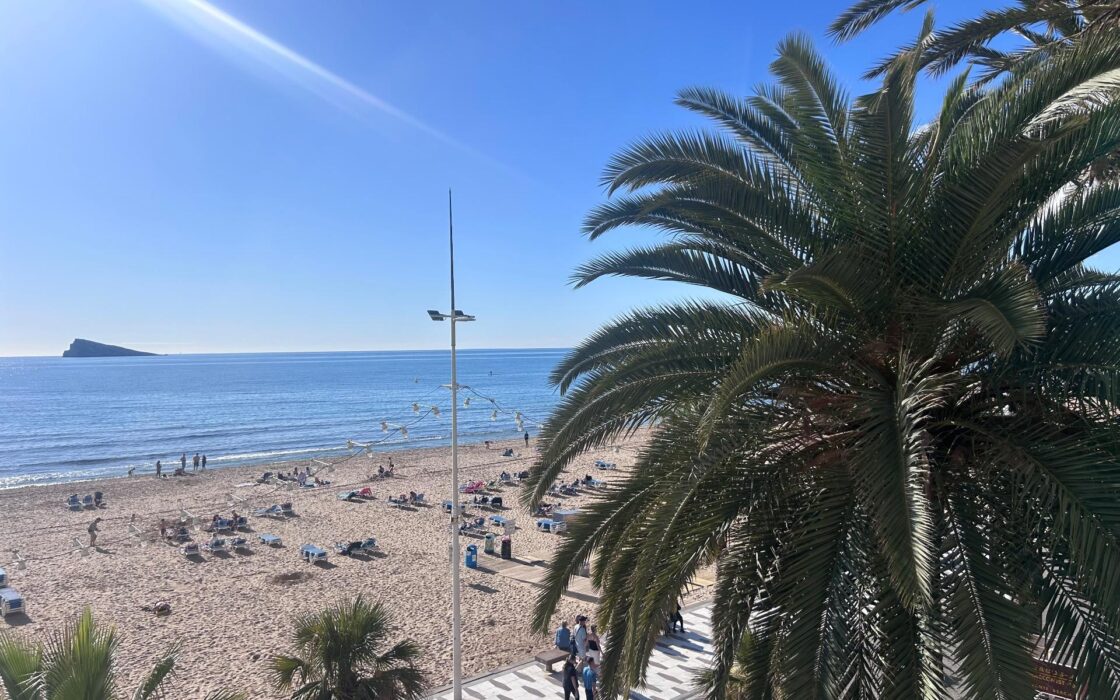 Светлая квартира у моря в Бенидорме 90 кв.м с террасой