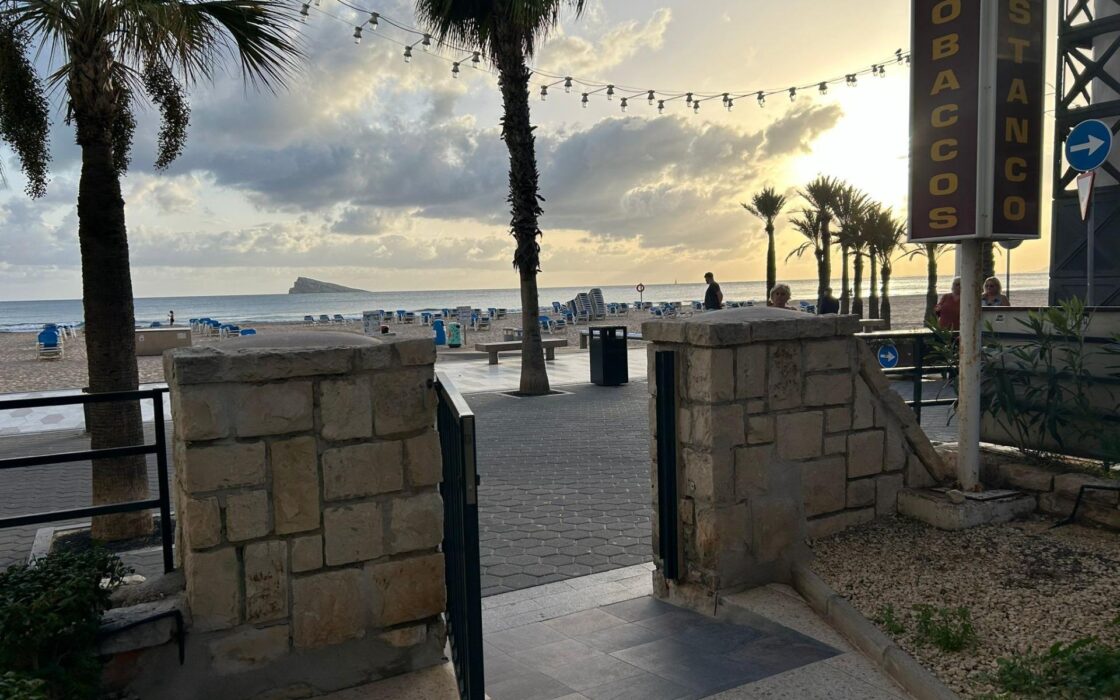 Светлая квартира у моря в Бенидорме 90 кв.м с террасой