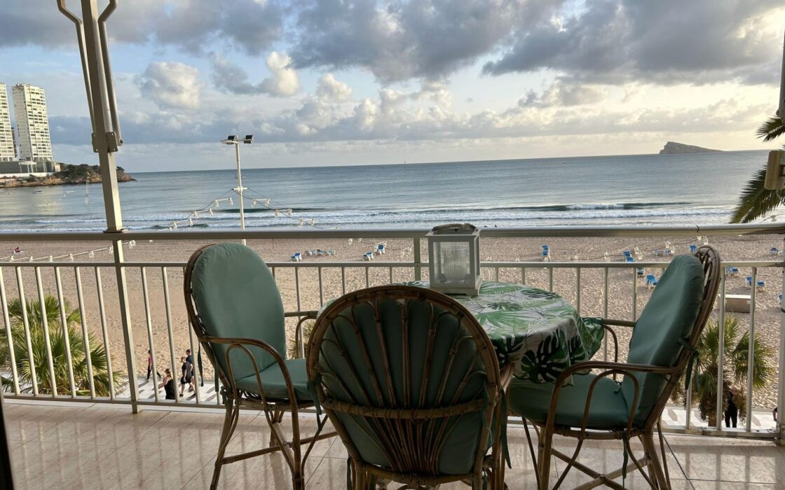 Светлая квартира у моря в Бенидорме 90 кв.м с террасой