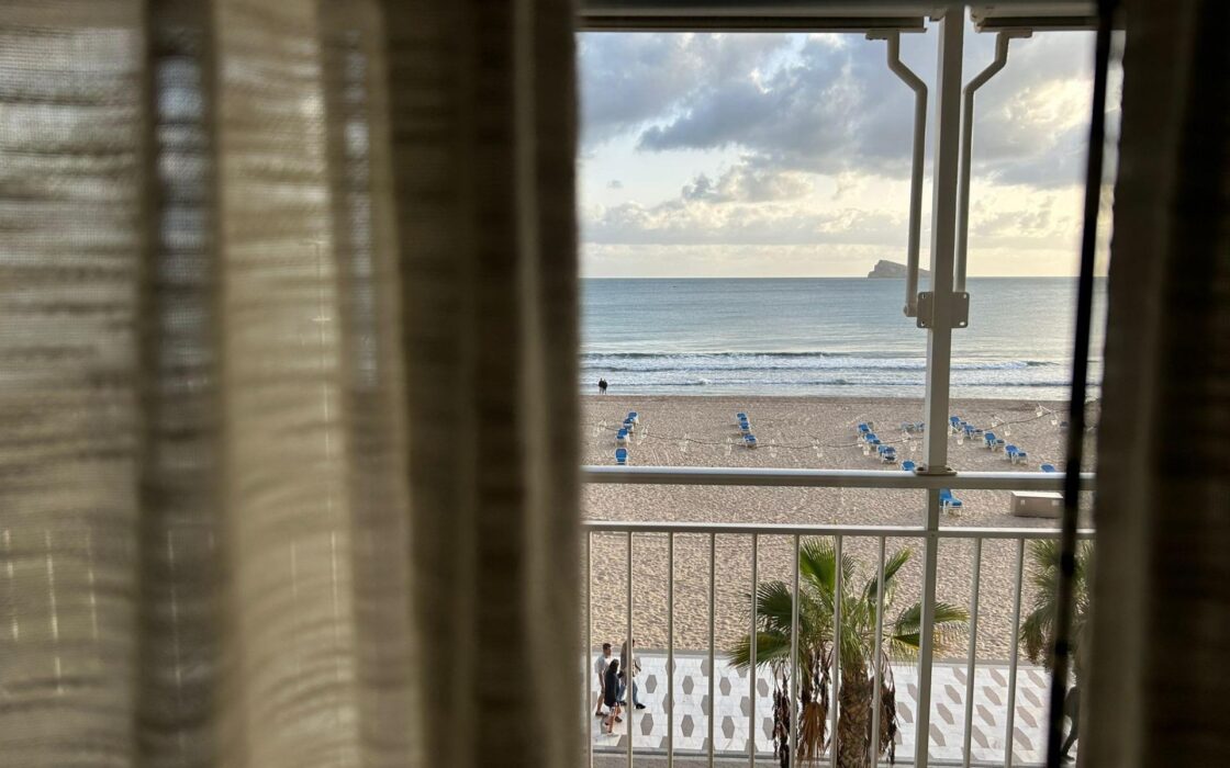 Светлая квартира у моря в Бенидорме 90 кв.м с террасой