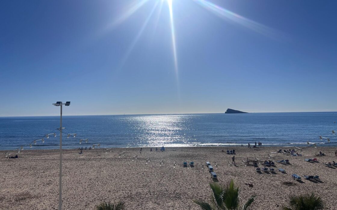 Светлая квартира у моря в Бенидорме 90 кв.м с террасой