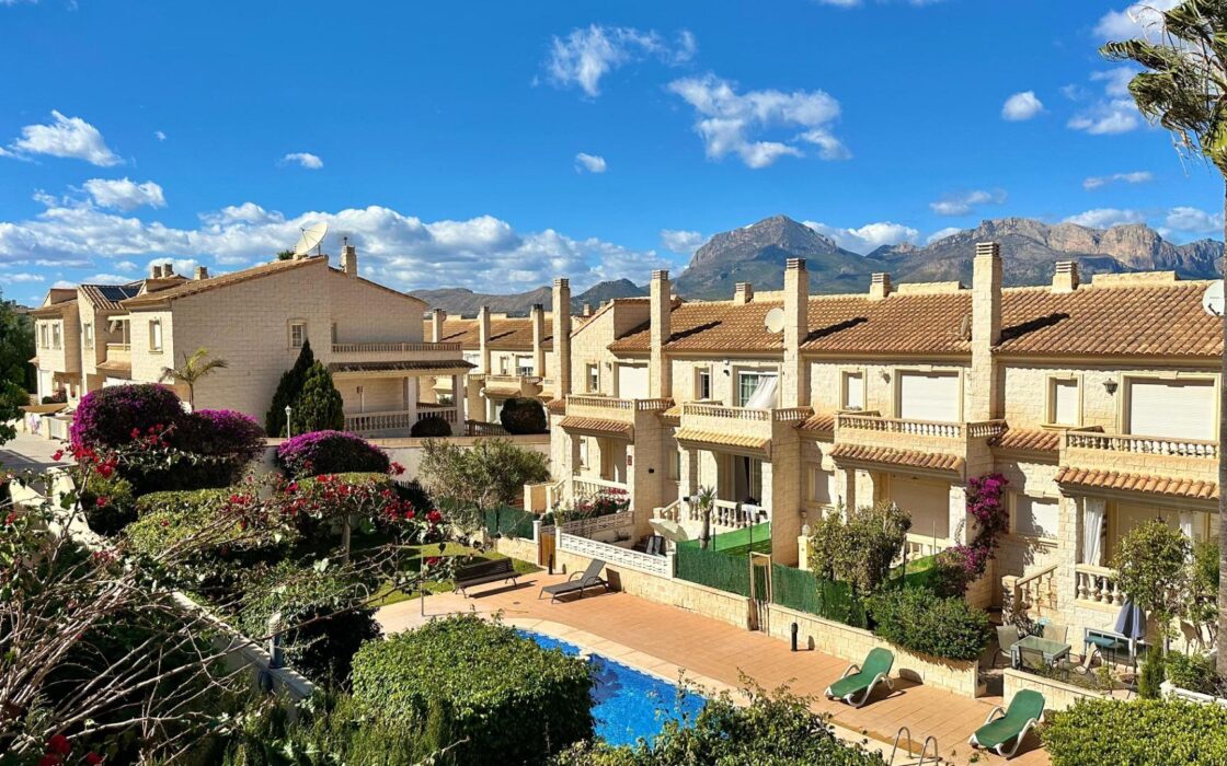 Таунхаус в Альбире 306 кв.м с садом в 15 минутах от пляжа